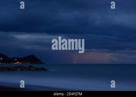 Blitz auf dem Meer. Blick von Cavi di Lavagna. Ligurien. Italien Stockfoto