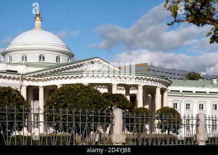 Moskau, Russland - 19. September 2020: Altes Krankenhaus-Unterschlupf für Bettler und Krüppel, jetzt Skilifosowski Forschungsinstitut (Hospiz Scheremetjew), Bolshaya Stockfoto