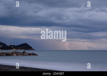 Blitzschlag in der Nähe des Vorgebirges von Sestri Levante. Cavi di Lavagna. Ligurien. Italien Stockfoto