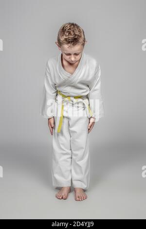 Sieben Jahre alt kaukasischen Kind praktiziert Kampfkunst. Rei Position. studio erschossen. Stockfoto