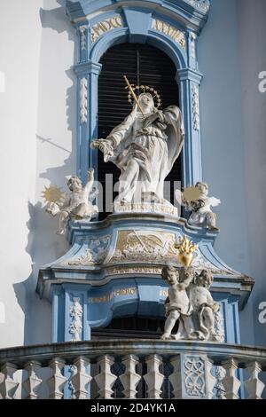 Statue auf dem Turm der Stiftskirche in Durnstein, Wachau, Österreich Stockfoto