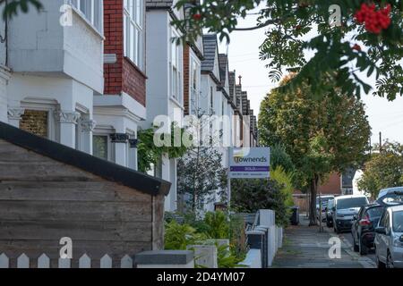 Verkauft Immobilienmakler Board auf inländische Immobilien in Chiswick, West London, Oktober 2020 Stockfoto