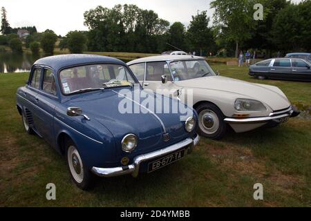 Renault Dauphine Vintage Französisch Auto, mit einem Citroen DS dahinter, in Frankreich Stockfoto