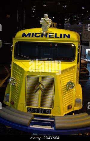 Vorderseite des klassischen Citroen van im Aventure Michelin Museum, Clermont-Ferrand, Frankreich Stockfoto