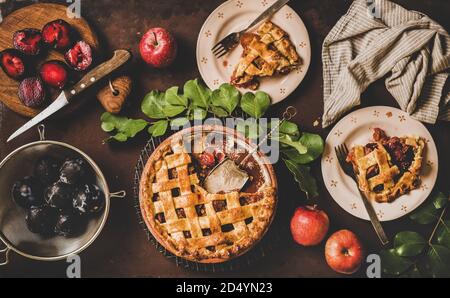 Flaches Set aus Apfel- und Pflaumenkuchen und Tee Stockfoto