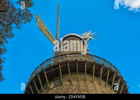 Moulton Tower Mill dominiert die Himmelslinie in der malerischen Dorf Moulton Stockfoto