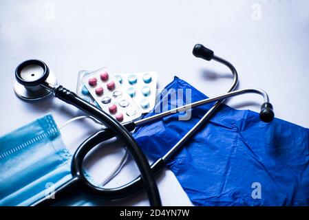Coronavirus-Konzept Hintergrund. Pillen, Handschuhe, Maske, Stethoskop. Pandemiekonzept. Stockfoto