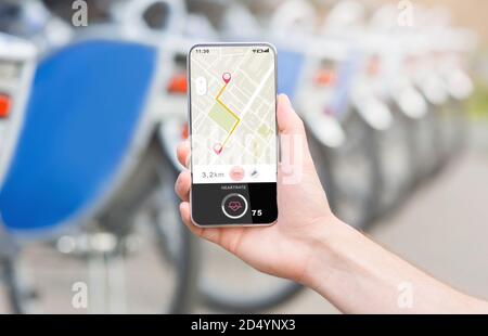 Moderne Anwendungen für Radtouren. Männliche Hand hält Smartphone mit gps-Navigation Route auf der Karte Stockfoto