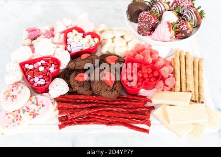 Valentinstag Käseplatine mit verschiedenen Keksen und Süßigkeiten. Stockfoto