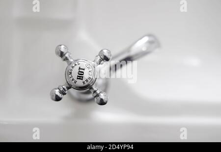 Badezimmer Waschbecken im Stil der Zeit versilbert verchromt heißen Wasserhahn Stockfoto