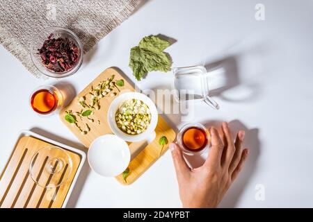 Chinesische Teeparty. Trockene Granulate verschiedener Teesorten. Flatlay, Draufsicht. Kräutertee, auf weißem Hintergrund Stockfoto