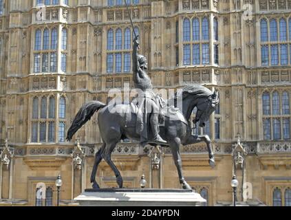 Die Statue von Richard I. oder England (auch bekannt als Richard Löwenherz und Richard Coeur de Lion), vor dem Palast von Westminster in London Stockfoto