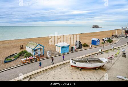 Brighton UK 12. Oktober 2020 - Läufer an einem ruhigen Morgen passieren das Fischermuseum entlang der Küste von Brighton an einem trüben Tag an der Südküste. : Credit Simon Dack / Alamy Live News Stockfoto