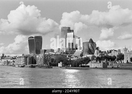 Die Skyline der City of London im September 2020, von der Tower Bridge aus gesehen Stockfoto