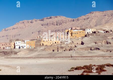 Luxor in Ägypten: Das verlassene Dorf Al Qurnah in der Nähe des Tals der Könige Stockfoto