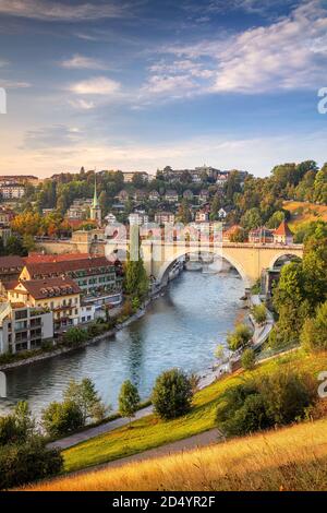 Stadt Bern. Stadtbild der Hauptstadt Bern, Schweiz bei schönem Herbstuntergang. Stockfoto