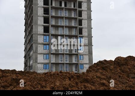 Installation von doppelverglasten Fenstern in einem mehrstöckigen Gebäude auf einer Baustelle. Verglaste Fenstersysteme mit uPVC-Rahmen. Wohnungssanierung Pr Stockfoto