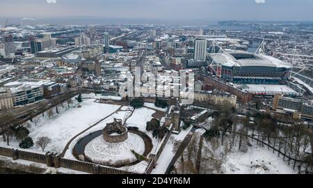 CARDIFF, WALES - MÄRZ 18: Eine Luftaufnahme von Cardiff Castle nach einem Winterschnee am 18. März 2018 in Cardiff, Wales. Stockfoto