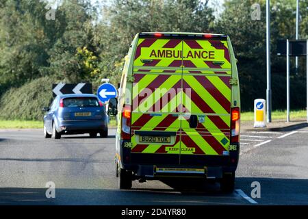 Rückansicht eines Krankenwagens auf einer Straße in Warwick, Warwickshire, Großbritannien Stockfoto