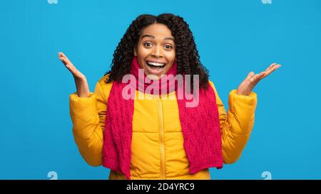 Überrascht Schwarze Frau Posiert In Winterkleidung Im Studio, Panorama Stockfoto