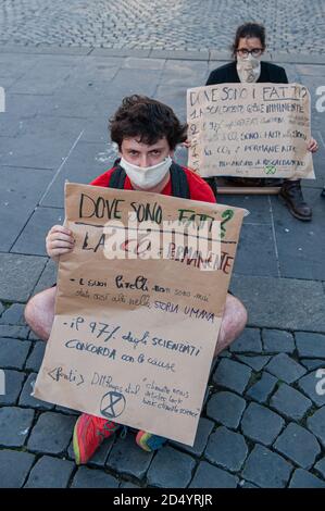 Rom, Italien 10/10/2020: Flash Mob von Extintion Rebellion Aktivisten, Piazza Esquilino. © Andrea Sabbadini Stockfoto