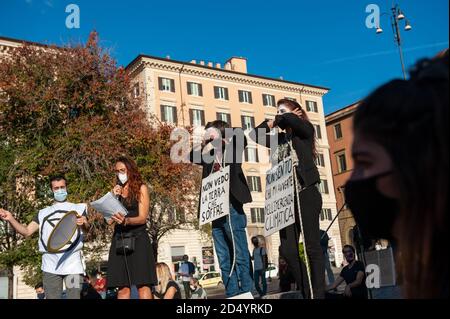 Rom, Italien 10/10/2020: Flash Mob von Extintion Rebellion Aktivisten, Piazza Esquilino. © Andrea Sabbadini Stockfoto