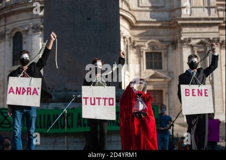 Rom, Italien 10/10/2020: Flash Mob von Extintion Rebellion Aktivisten, Piazza Esquilino. © Andrea Sabbadini Stockfoto