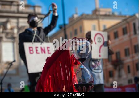 Rom, Italien 10/10/2020: Flash Mob von Extintion Rebellion Aktivisten, Piazza Esquilino. © Andrea Sabbadini Stockfoto