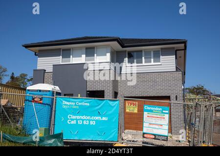 Australische Häuser Häuser werden in Warriewood, Vorort von Sydney, NSW, Australien gebaut Stockfoto