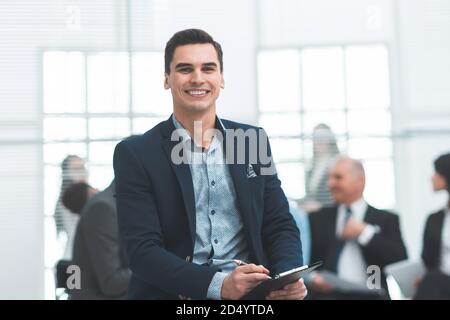 Nahaufnahme. Finanzberater, der ein Geschäftsdokument studiert Stockfoto