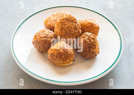 Til ke laddu ist ein Grundnahrungsmittel süß in vielen indischen Haushalten im Winter Stockfoto