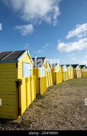 Strandhütten am Littlehampton Beach. Littlehampton, West Sussex, England, Großbritannien Stockfoto
