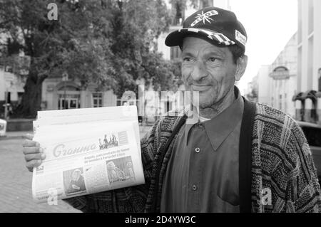 Kubanischen Zeitung Straße Verkäufer in Havanna Stadt: Die grandma ist die offizielle Regierung Papier. Stockfoto