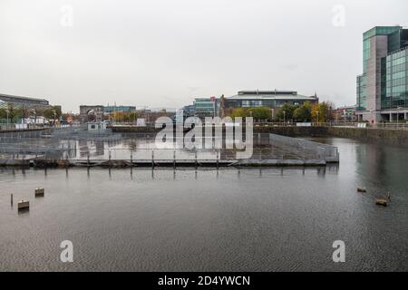 Dublin, Irland - 09. November 2015: Traditionelles irisches Gebäude und Stausee an der North Dock Street. Stockfoto