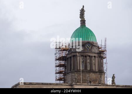 Dublin, Irland - 09. November 2015: Der Custom House Dome Tower, ein neoklassizistisches Gebäude aus dem 18. Jahrhundert, liegt am Nordufer des Liffey. Stockfoto