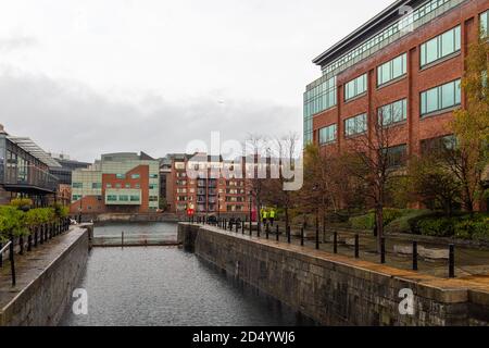 Dublin, Irland - 09. November 2015: Traditionelles irisches Gebäude und Stausee an der George Dock Street. Stockfoto