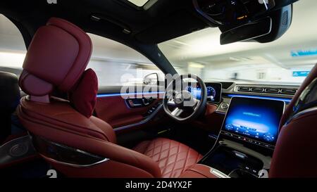 Stuttgart, Deutschland. Oktober 2020. Eine Mercedes-Benz S-Klasse ohne Insassen fährt im Rahmen einer Pressevorstellung automatisch durch ein Parkhaus am Flughafen Stuttgart. Dank speziell installierter Technik in ganz spezifischen, hochmodernen Autos können sie künftig autonom durch eine speziell ausgestattete Parkgarage am Flughafen navigieren. Quelle: Marijan Murat/dpa/Alamy Live News Stockfoto