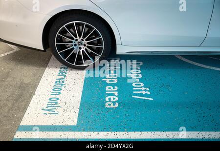 Stuttgart, Deutschland. Oktober 2020. Im Rahmen einer Pressevorstellung wird eine Mercedes-Benz S-Klasse auf einem Parkhaus am Flughafen Stuttgart an einer Abgabestelle für automatisch abstellbare Fahrzeuge abgestellt. Dank speziell installierter Technik in ganz spezifischen, hochmodernen Autos können sie künftig autonom durch eine speziell ausgestattete Parkgarage am Flughafen navigieren. Quelle: Marijan Murat/dpa/Alamy Live News Stockfoto