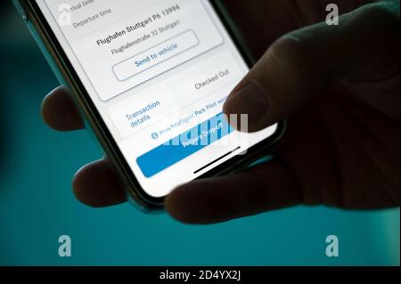 Stuttgart, Deutschland. Oktober 2020. Während einer Pressevorführung steuert ein man eine Mercedes-Benz S-Klasse über eine App in einer Parkgarage am Flughafen Stuttgart an einer Abgabestelle für automatisch abstellbare Fahrzeuge. Dank speziell installierter Technik in ganz spezifischen, hochmodernen Autos können diese künftig autonom durch eine speziell ausgestattete Parkgarage am Flughafen navigieren. Quelle: Marijan Murat/dpa/Alamy Live News Stockfoto