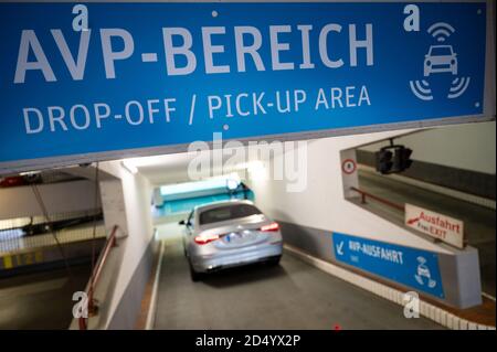 Stuttgart, Deutschland. Oktober 2020. Eine Mercedes-Benz S-Klasse ohne Insassen fährt im Rahmen einer Pressevorstellung automatisch durch ein Parkhaus am Flughafen Stuttgart. Dank speziell installierter Technik in ganz spezifischen, hochmodernen Autos können sie künftig autonom durch eine speziell ausgestattete Parkgarage am Flughafen navigieren. Quelle: Marijan Murat/dpa/Alamy Live News Stockfoto