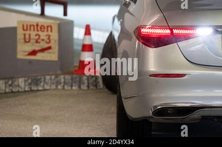 Stuttgart, Deutschland. Oktober 2020. Eine Mercedes-Benz S-Klasse ohne Insassen fährt im Rahmen einer Pressevorstellung automatisch durch ein Parkhaus am Flughafen Stuttgart. Dank speziell installierter Technik in ganz spezifischen, hochmodernen Autos können sie künftig autonom durch eine speziell ausgestattete Parkgarage am Flughafen navigieren. Quelle: Marijan Murat/dpa/Alamy Live News Stockfoto