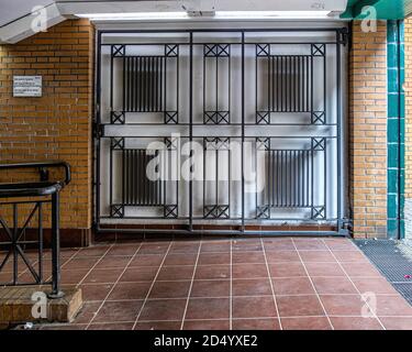 Rathaus Steglitz S-Bahn-Station Eingang der Linie S1, die zwischen Wannsee und Oranienberg verkehrt. Teil des Nahverkehrsnetzes in Steglitz, Berlin, Stockfoto