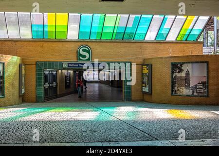 Rathaus Steglitz S-Bahn-Station Eingang der Linie S1, die zwischen Wannsee und Oranienberg verkehrt. Teil des Nahverkehrsnetzes in Steglitz, Berlin, Stockfoto