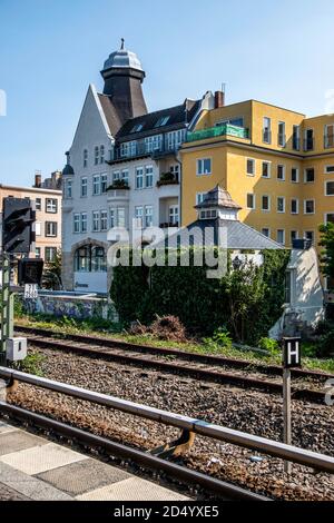 Rathaus Steglitz S-Bahn Gleise & Wohngebäude nebenan Die Bahnlinien in Steglitz-Berlin Stockfoto