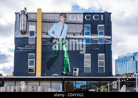 Gucci Mural Ely's Yard in der Old Truman Brewery an der Brick Lane East London. Gucci Wandwerbung London. Stockfoto