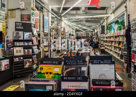 Rough Trade East Record Shop and Cafe - Plattenkäufer stöbern im Rough Trade East Plattenladen an der Brick Lane in Londons modischer Shoreditch Gegend. Stockfoto