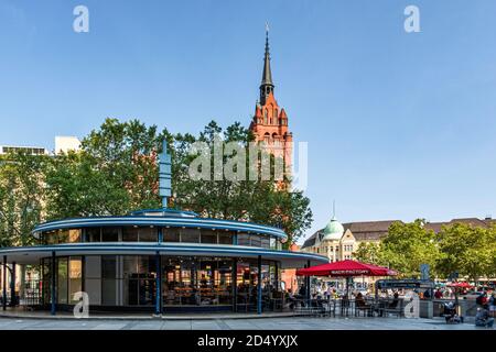 Historisches neugotisches Backsteinhaus, Rathaus Steglitx und modernes Circular Back Factory Cafe in Steglitz, Berlin, Deutschland. Alte und neue Gebäude Stockfoto