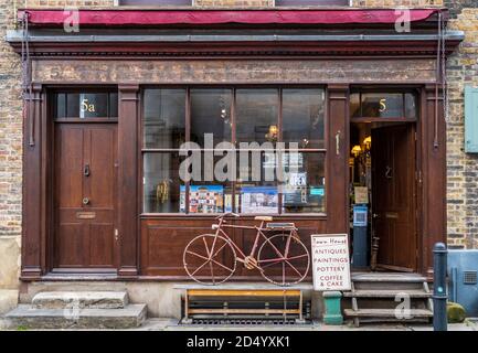 Town House Spitalfields London - Antiquitäten, Kunst und moderne Keramik-Shop in einem georgianischen Haus in 5 Fournier Street Spitalfields, erbaut 1721. Eröffnet 2002. Stockfoto