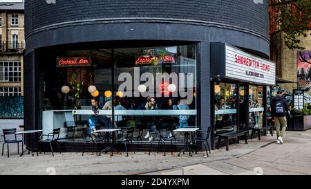Shoreditch Cafe - Shoredisch Grind Cafe im Kreisverkehr Old Street, auch bekannt als Silicon Roundabout, Londons Tech Hub. Cocktail- und Espresso-Bar und Restaurant. Stockfoto