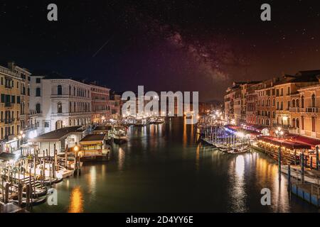 Venedig, Italien. Oktober 2020. Panoramablick auf den Grand Canal von der Rialto-Brücke mit der Milchstraße in den Himmel aufgenommen. Stockfoto